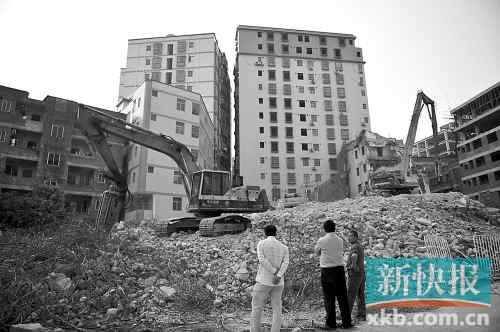 在無數(shù)次專項行動和強(qiáng)拆風(fēng)暴的背后，是衍生出的各色潛規(guī)則。