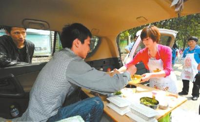 四川宜賓:大學(xué)生情侶開(kāi)越野賣(mài)涼面引熱議 四川宜賓:大學(xué)生情侶開(kāi)越野賣(mài)涼面引熱議