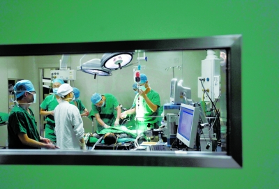 昨晚，醫(yī)生為小進進做截肢手術(shù)。