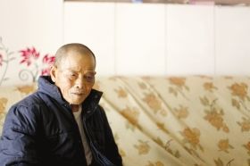 4月15日，劉爹爹的一只眼睛上有明顯的淤青。