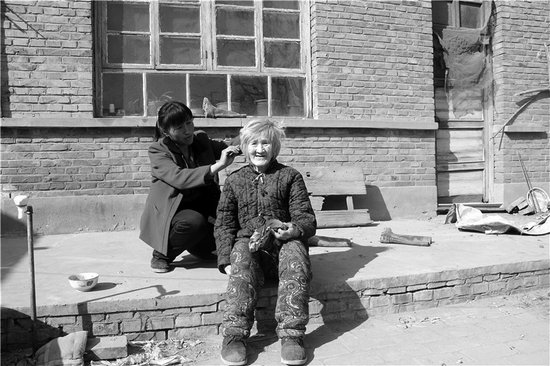 農(nóng)婦帶瘋婆婆改嫁盡孝道 稱老太高興比什么都強 農(nóng)婦帶瘋婆婆改嫁盡孝道 稱老太高興比什么都強