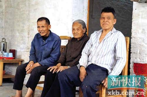 94歲婆婆照顧智障兒子70余年 辛苦教做飯30年 94歲婆婆照顧智障兒子70余年 辛苦教做飯30年