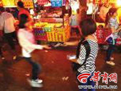 保潔員下跪磕頭阻止散發(fā)小廣告 對方無動于衷 保潔員下跪磕頭阻止散發(fā)小廣告 對方無動于衷