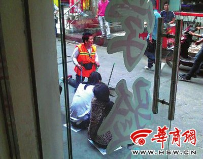 保潔員下跪磕頭阻止散發(fā)小廣告 對方無動于衷 保潔員下跪磕頭阻止散發(fā)小廣告 對方無動于衷