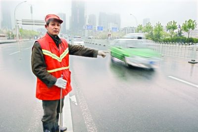 　肖慶旭師傅在事發(fā)地點(diǎn)講述經(jīng)過(guò)。記者李銳 攝