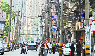 武漢一段700米車道豎50根電線桿成"電桿長(zhǎng)廊" 武漢一段700米車道豎50根電線桿成"電桿長(zhǎng)廊"