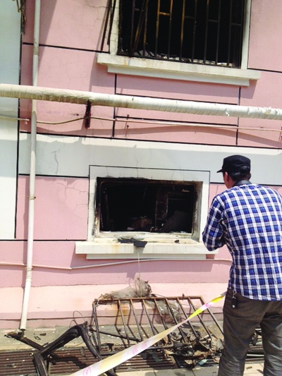 窗戶被燒得面目全非。