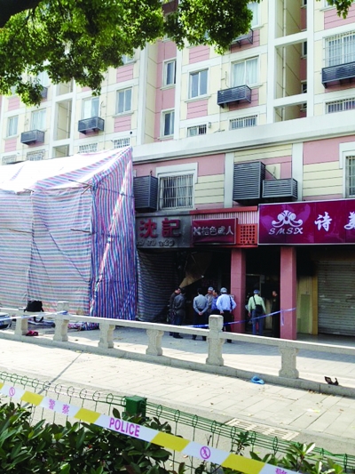 警方勘查事故現(xiàn)場。