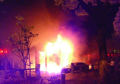 現(xiàn)場火勢很大。網(wǎng)友供圖（請聯(lián)系本報領取稿酬）