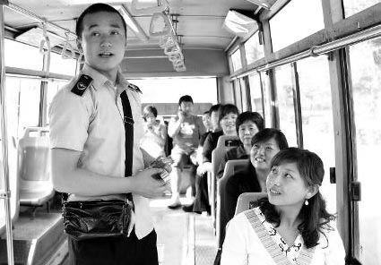 售票員楊振虎與文章長(zhǎng)得很像,乘客都覺得很好奇, 售票員楊振虎與文章長(zhǎng)得很像,乘客都覺得很好奇,