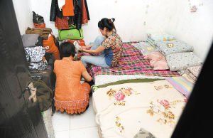 在米家崖一民房內，母親蹲在地上幫身陷傳銷的女兒穿鞋，但遭到女兒拒絕