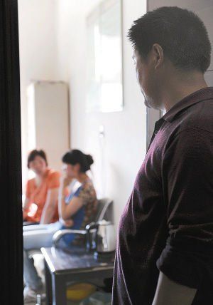 妻子在房內勸說女兒時，楊師傅守在門外