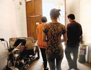 在眾人的勸說下，娟娟跟著爸媽走出了傳銷窩點