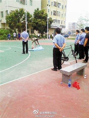 事發(fā)后，警方趕往現(xiàn)場進行處理。圖片來源于微博