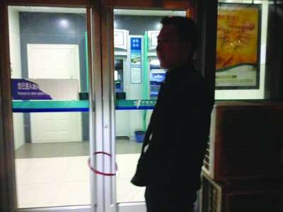 夏先生拿防盜鎖鎖了銀行門。