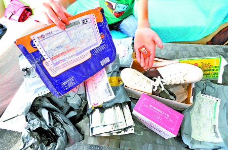 昨日,沙坪壩區(qū)遠(yuǎn)祖橋,彭小姐這幾天收到的一堆包裹。記者吳珊攝