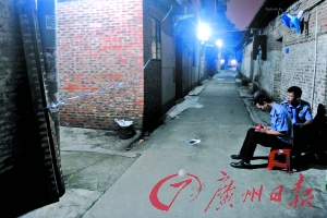 事發(fā)出租屋前拉起了警戒線，警方正在現(xiàn)場調查。記者陳楓攝