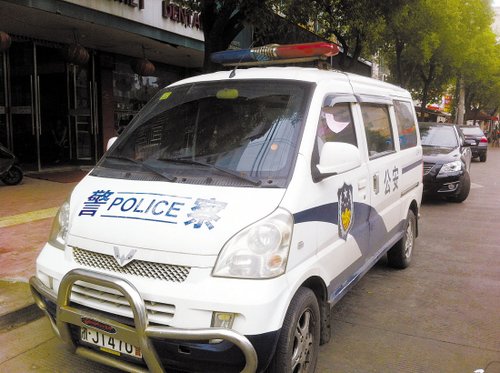 警車違章被貼罰單 警車違章被貼罰單