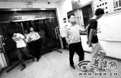 三人搶劫孕婦后，被警方和群眾合力抓獲 王警/攝