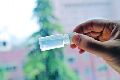 女童眼里取出的線蟲(chóng)。吳葉青 攝