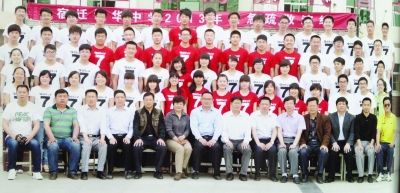 大家來找找，兩幅圖中有13人完全一致，你能找出來嗎？