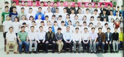 個不同班級的畢業(yè)照，前排除了最左邊一位老師外，完全一致。