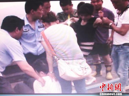 宗德宇緩緩靠近跳樓女子。　孫程　攝