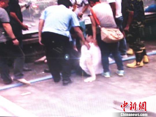 宗德宇緩緩靠近跳樓女子?！O程　攝