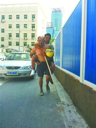 “謝謝，我們身上灰多，怕把車弄臟了”