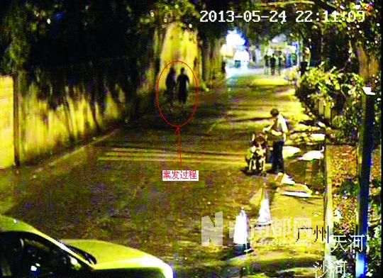 監(jiān)控視頻中（紅圈處），男子尾隨女學(xué)生試圖進(jìn)行猥褻。通訊員供圖