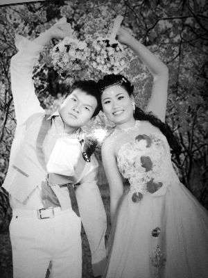 結(jié)婚照中的阿妮笑容燦爛，現(xiàn)實(shí)中，這對(duì)“跨國(guó)速成夫妻”還處在并不愉快的磨合過(guò)程中 本版均為資料圖片