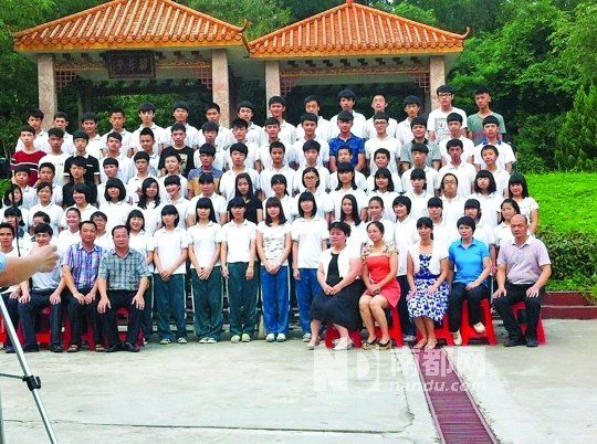 畢業(yè)照中間留出四個(gè)空位。