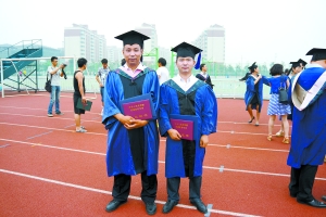 劉鵬林(左)在畢業(yè)典禮上與同學合影 劉鵬林(左)在畢業(yè)典禮上與同學合影