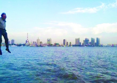 前晚，一名男子從輪渡上縱身墜入江中。@風箏鍋發(fā)布