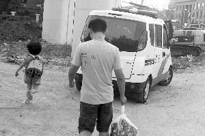 昨天，小豆被民警帶走，轉(zhuǎn)移到別處居住現(xiàn)代快報(bào)記者辛一攝