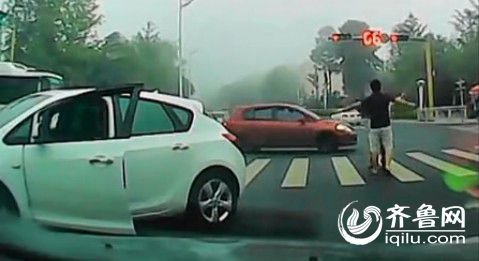 司機(jī)在斑馬線毆打老人遭曝光 爆料人號(hào)召聲討