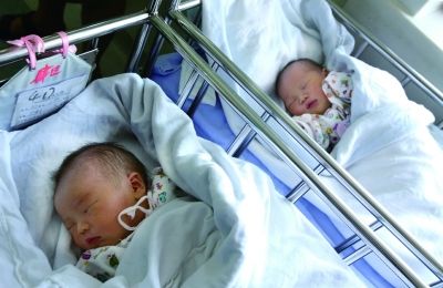 同一天出生的兩個寶寶，長的也很像。（左為男弟弟，右為女姐姐）