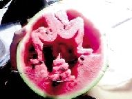 清華大學90后“西瓜哥”雕刻西瓜走紅 清華大學90后“西瓜哥”雕刻西瓜走紅