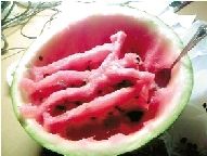 清華大學90后“西瓜哥”雕刻西瓜走紅 清華大學90后“西瓜哥”雕刻西瓜走紅