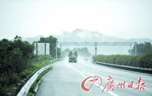 　當(dāng)天事故發(fā)生的現(xiàn)場處于一個彎道，很多司機(jī)反映說來不及減速。