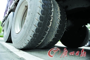 涉嫌碾過尸體的大貨車。