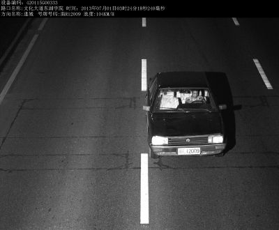 警方就是通過(guò)這張清晰的視頻圖片找到嫌犯。