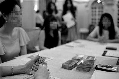 6月30日，中國(guó)企業(yè)家單身俱樂(lè)部在北京舉行富豪相親海選活動(dòng)，“考官”通過(guò)玩塔羅牌考察面試者的心理狀態(tài)。新京報(bào)記者 吳江 攝