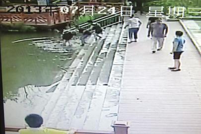 救人現(xiàn)場的視頻截圖。（監(jiān)控截圖）