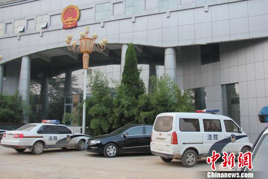 泊頭市人民法院院內(nèi)仍停有無牌制式警車，涉事人員與記者沖突地點(diǎn)僅距法院不足50米。穆玉良 攝