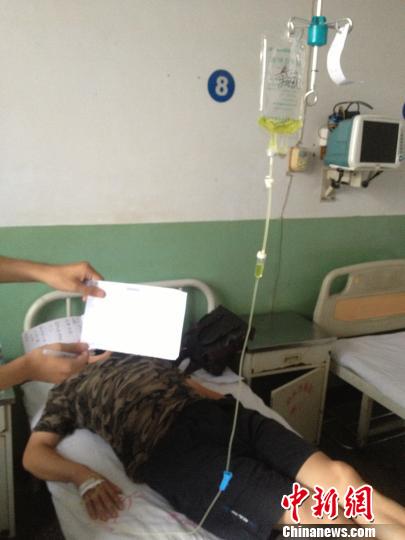 　被毆打記者正在當(dāng)?shù)蒯t(yī)院接受治療，診斷顯示為腹股溝軟組織挫傷。穆玉良 攝