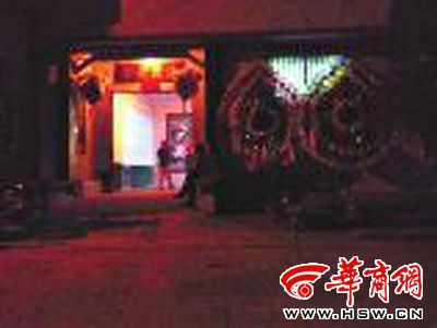 昨晚8時許，老人的大兒子的家正在辦喪事，屋外擺放著花圈 本報記者張超攝