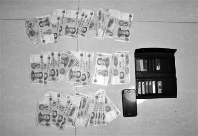 警方從搶劫嫌疑人處起獲的贓款和發(fā)令槍、子彈。警方供圖