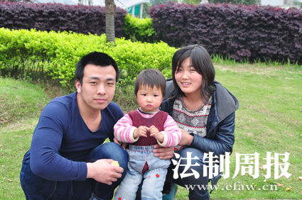 重獲自由后，張艷勝一家三口在一起