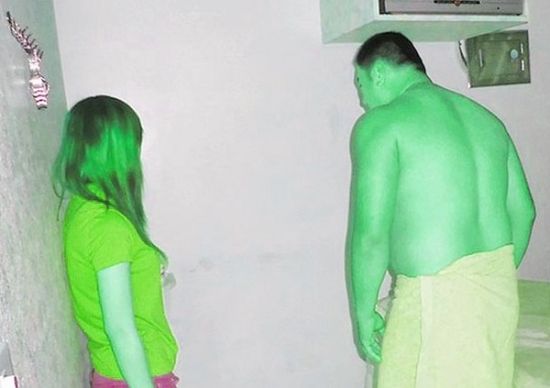 高雄黃姓男子(右)懷疑女友在“喇叭店”兼差，前往調(diào)查順便消費(fèi)時(shí)被警方逮個(gè)正著。(圖／東森新聞)